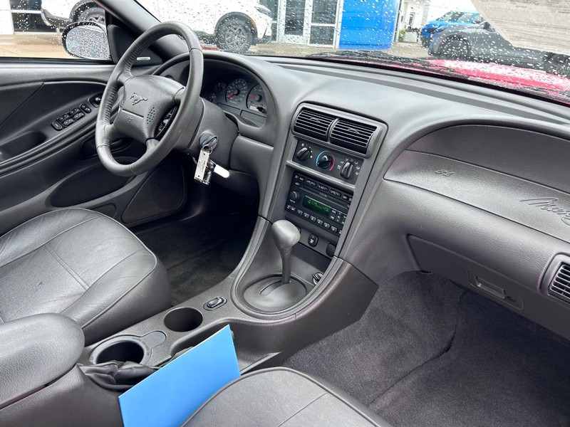 Ford Mustang Vehicle Full-screen Gallery Image 08