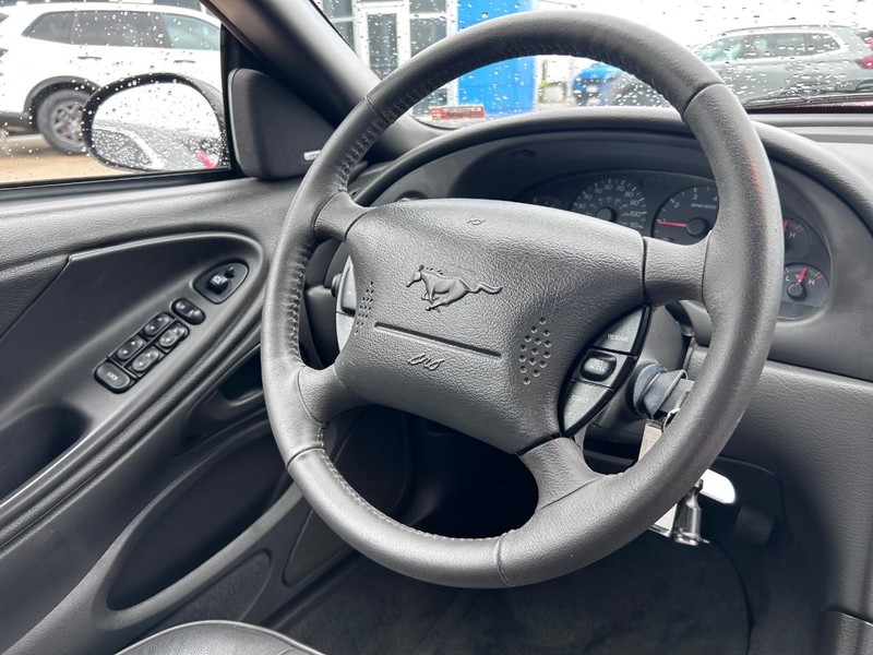 Ford Mustang Vehicle Full-screen Gallery Image 09