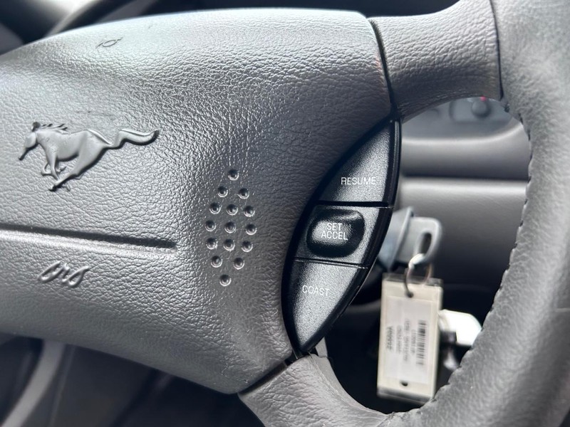 Ford Mustang Vehicle Full-screen Gallery Image 11