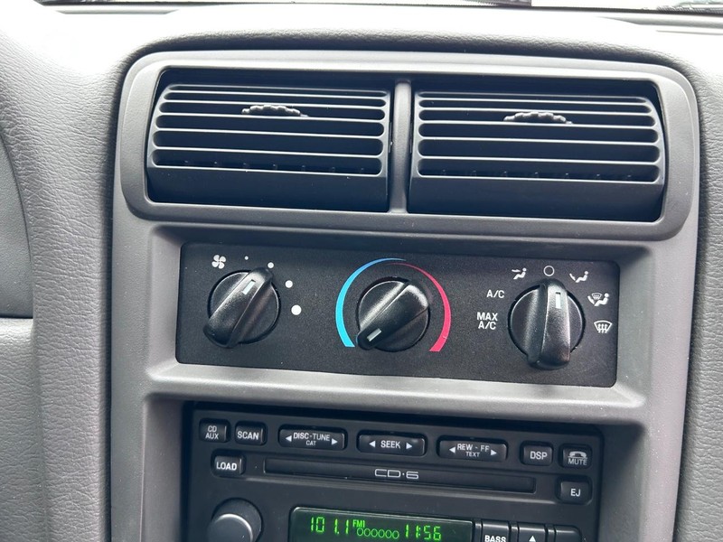 Ford Mustang Vehicle Full-screen Gallery Image 12