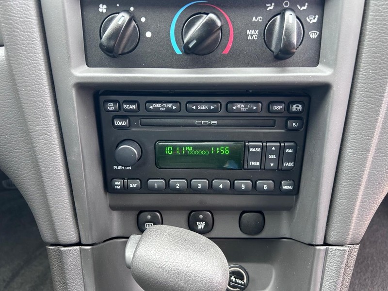 Ford Mustang Vehicle Full-screen Gallery Image 13