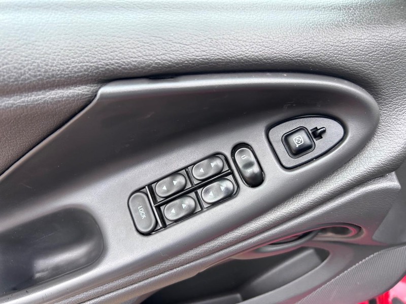 Ford Mustang Vehicle Full-screen Gallery Image 16