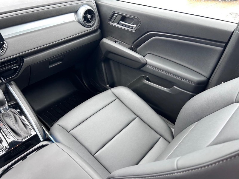 Chevrolet Colorado Vehicle Full-screen Gallery Image 16