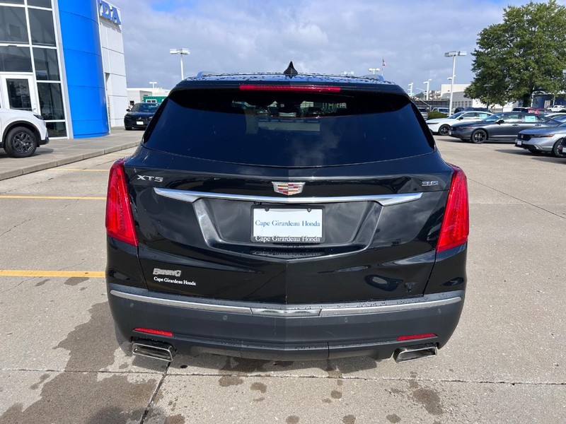 Cadillac XT5 Vehicle Full-screen Gallery Image 03