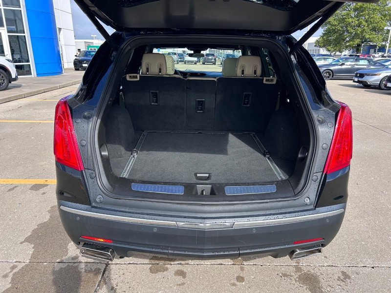 Cadillac XT5 Vehicle Full-screen Gallery Image 04