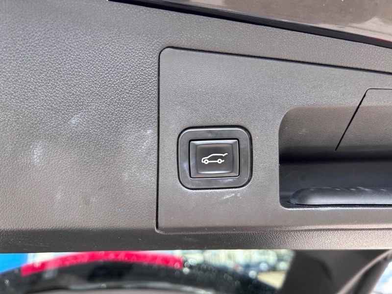 Cadillac XT5 Vehicle Full-screen Gallery Image 05