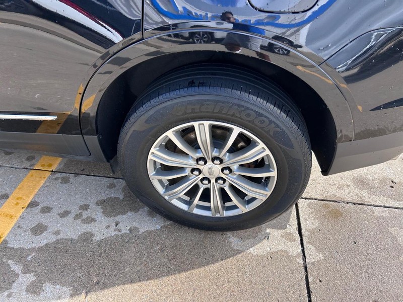 Cadillac XT5 Vehicle Full-screen Gallery Image 06