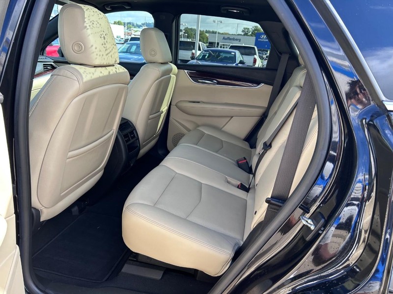 Cadillac XT5 Vehicle Full-screen Gallery Image 09
