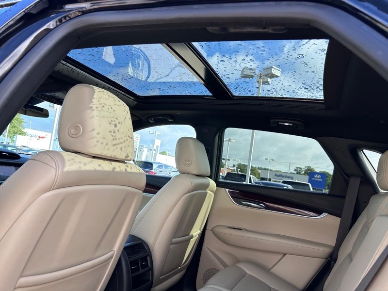 Cadillac XT5 Vehicle Full-screen Gallery Image 10