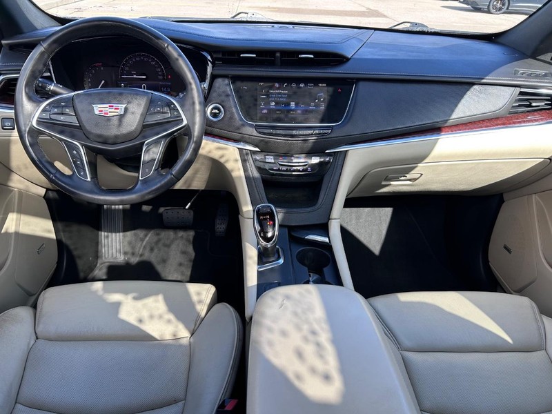 Cadillac XT5 Vehicle Full-screen Gallery Image 11