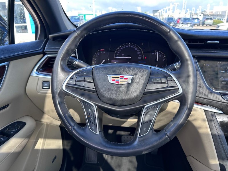 Cadillac XT5 Vehicle Full-screen Gallery Image 12