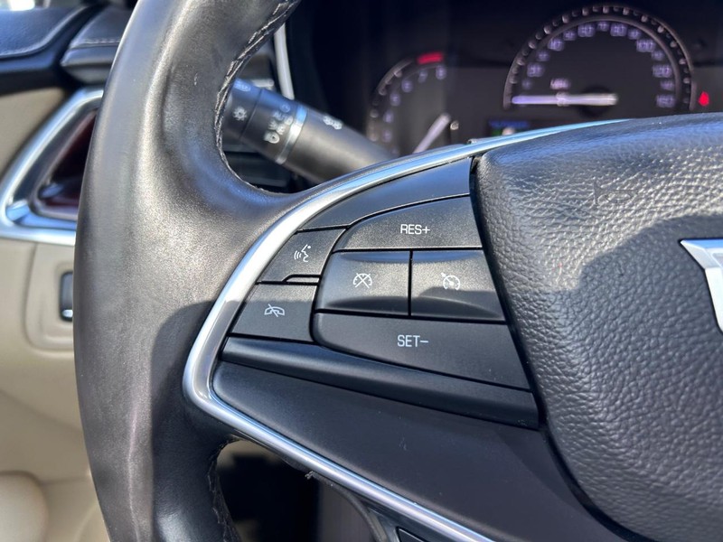 Cadillac XT5 Vehicle Full-screen Gallery Image 13