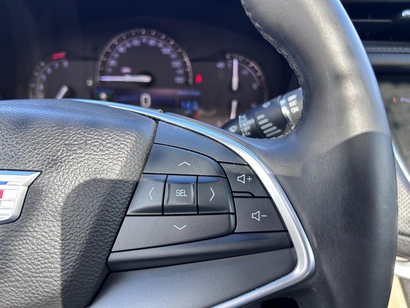 Cadillac XT5 Vehicle Full-screen Gallery Image 14