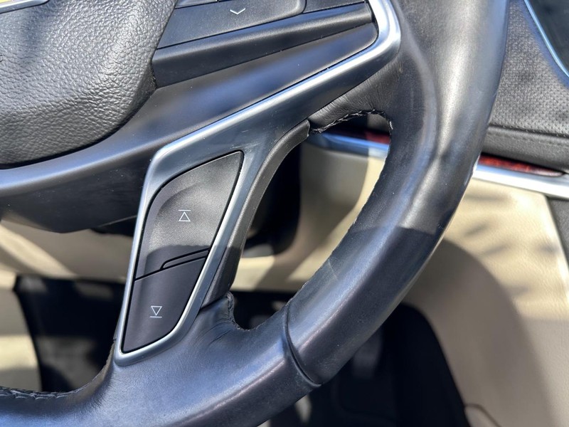 Cadillac XT5 Vehicle Full-screen Gallery Image 16