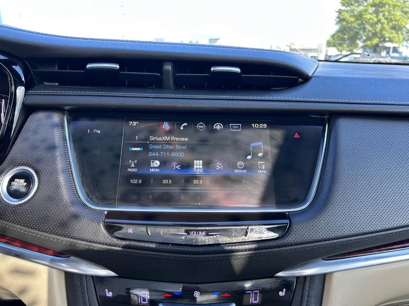 Cadillac XT5 Vehicle Full-screen Gallery Image 17