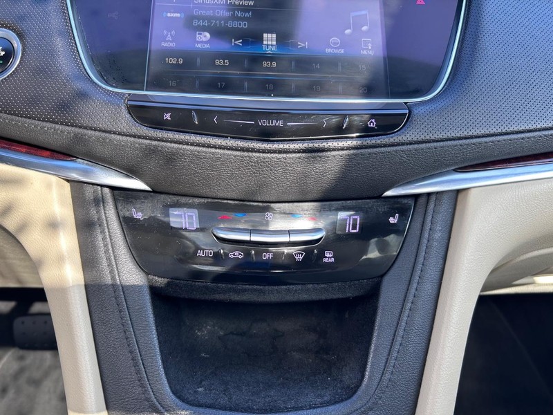 Cadillac XT5 Vehicle Full-screen Gallery Image 18