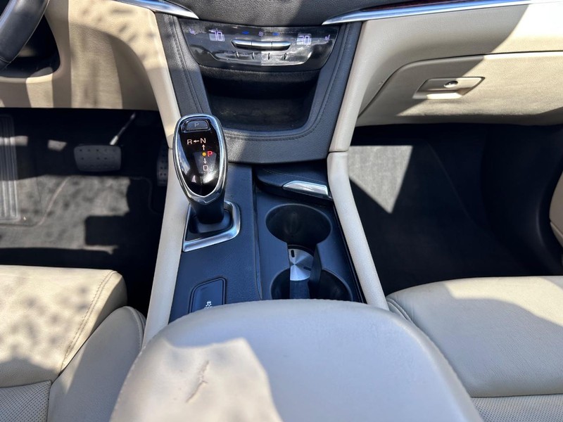 Cadillac XT5 Vehicle Full-screen Gallery Image 19