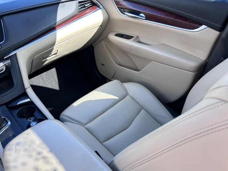 Cadillac XT5 Vehicle Full-screen Gallery Image 20