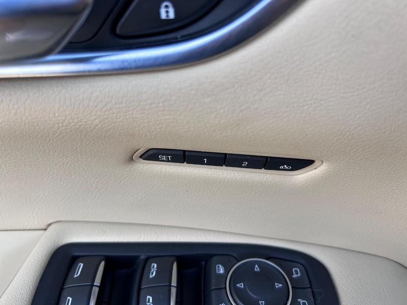 Cadillac XT5 Vehicle Full-screen Gallery Image 22