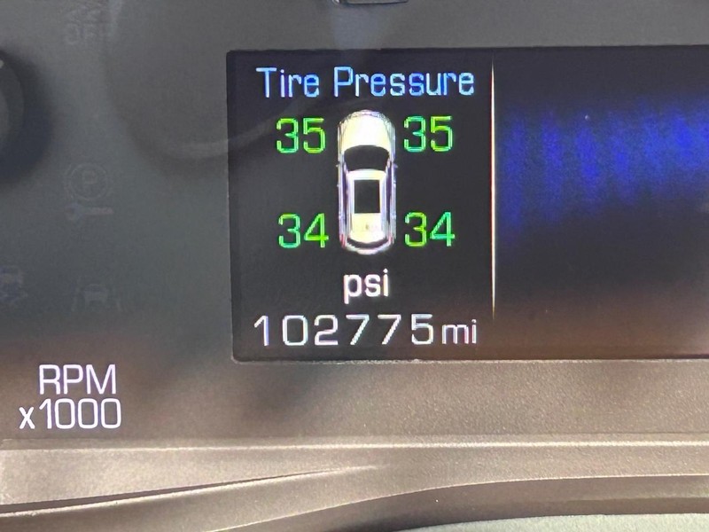 Cadillac XT5 Vehicle Full-screen Gallery Image 24