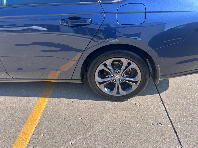 Honda Accord Hybrid Vehicle Full-screen Gallery Image 05