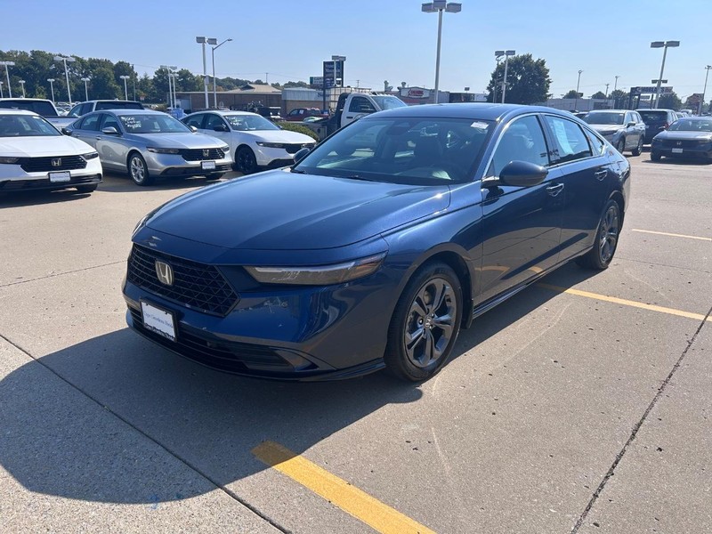 Honda Accord Hybrid Vehicle Full-screen Gallery Image 06