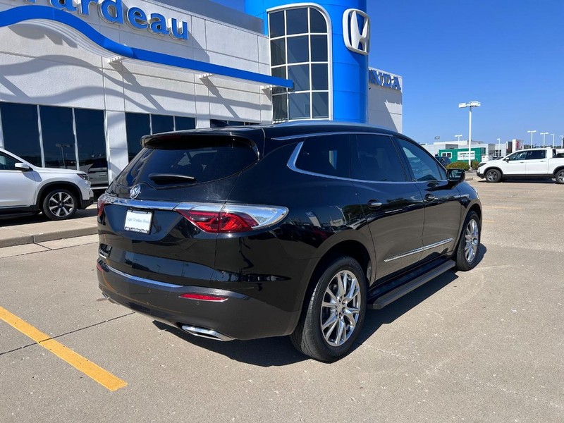 Buick Enclave Vehicle Full-screen Gallery Image 02