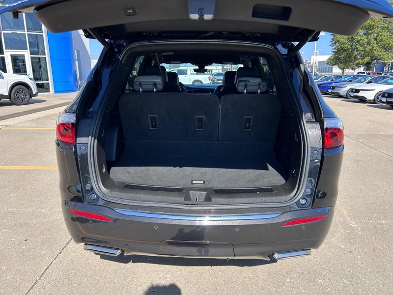 Buick Enclave Vehicle Full-screen Gallery Image 04