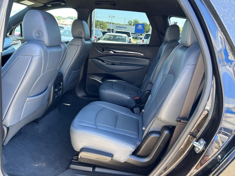 Buick Enclave Vehicle Full-screen Gallery Image 11