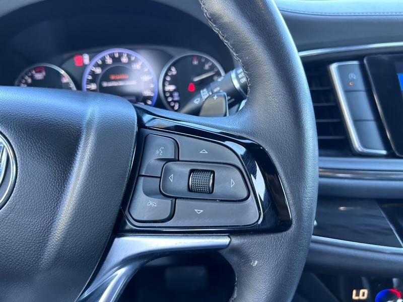 Buick Enclave Vehicle Full-screen Gallery Image 16