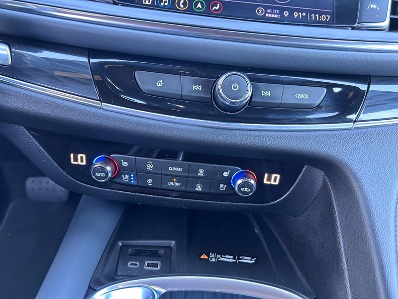 Buick Enclave Vehicle Full-screen Gallery Image 18