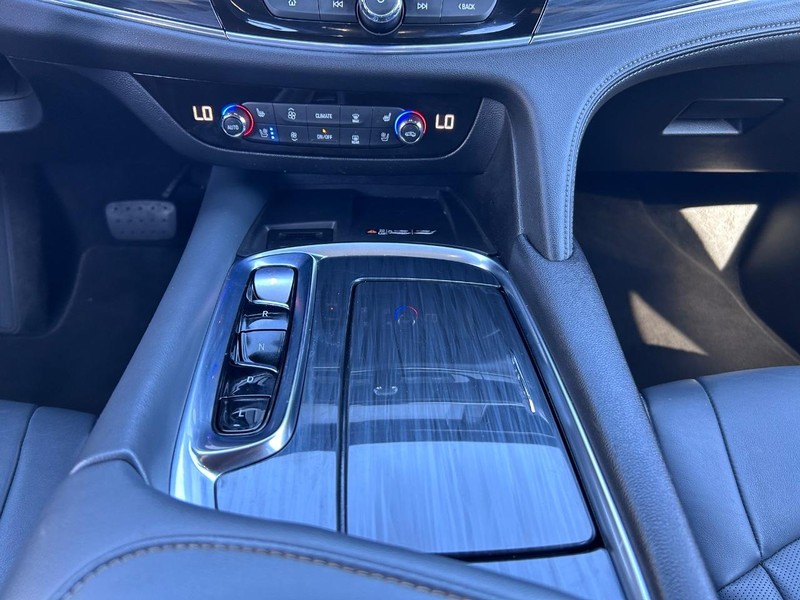 Buick Enclave Vehicle Full-screen Gallery Image 19