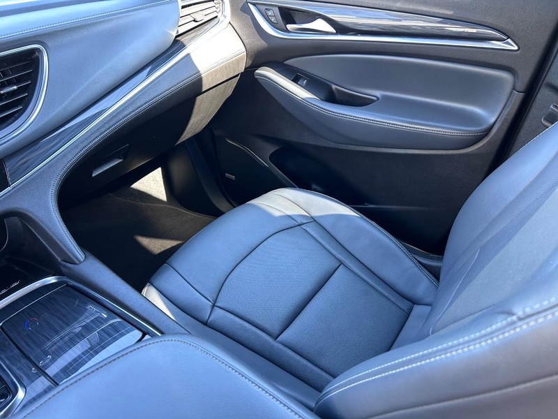 Buick Enclave Vehicle Full-screen Gallery Image 20