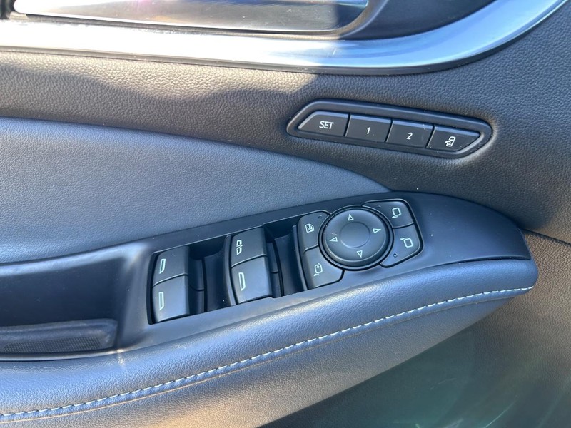 Buick Enclave Vehicle Full-screen Gallery Image 21