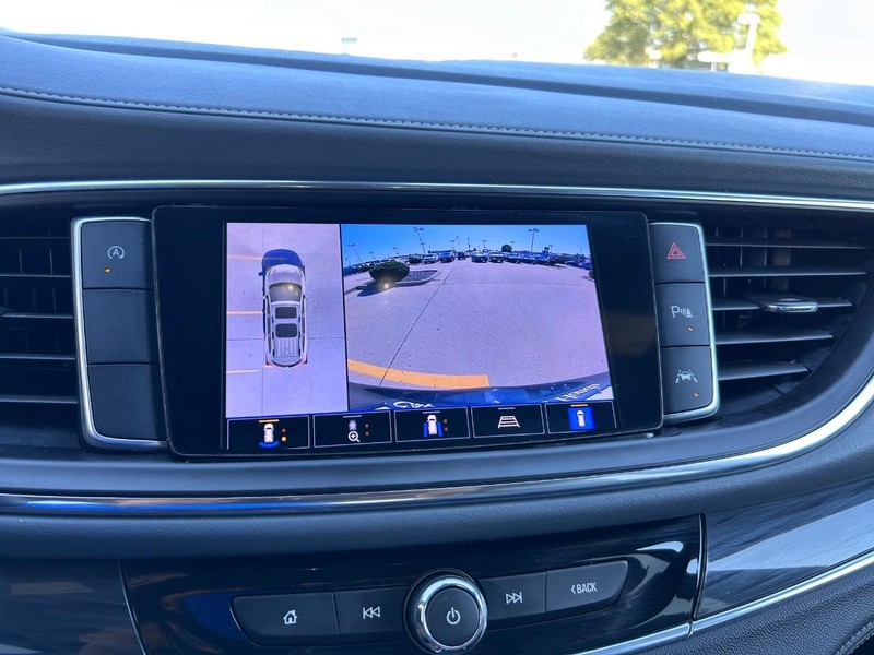 Buick Enclave Vehicle Full-screen Gallery Image 24