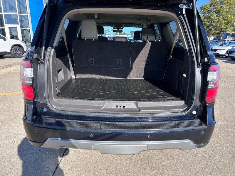 Ford Expedition Max Vehicle Full-screen Gallery Image 04