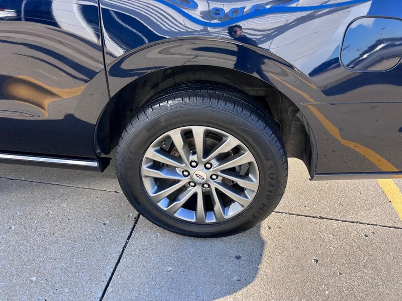 Ford Expedition Max Vehicle Full-screen Gallery Image 06