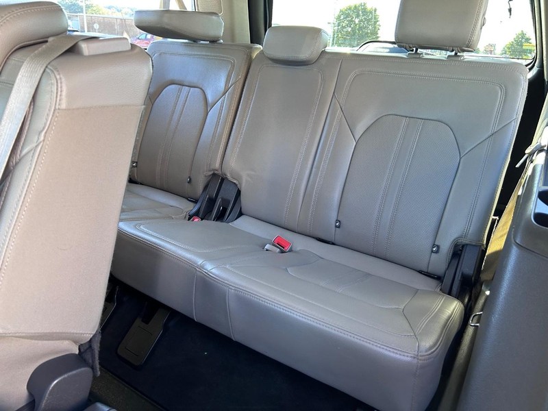 Ford Expedition Max Vehicle Full-screen Gallery Image 09