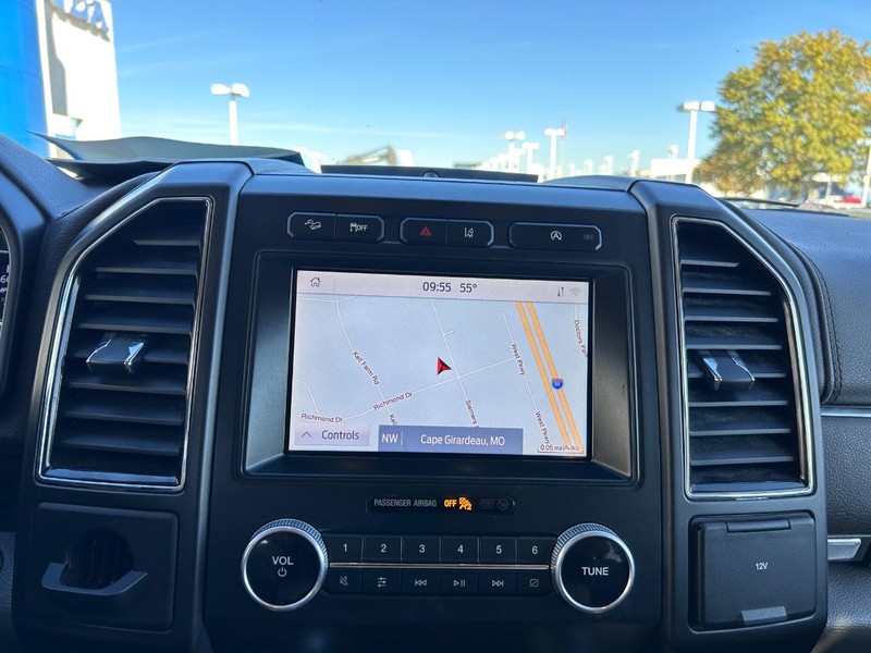 Ford Expedition Max Vehicle Full-screen Gallery Image 16