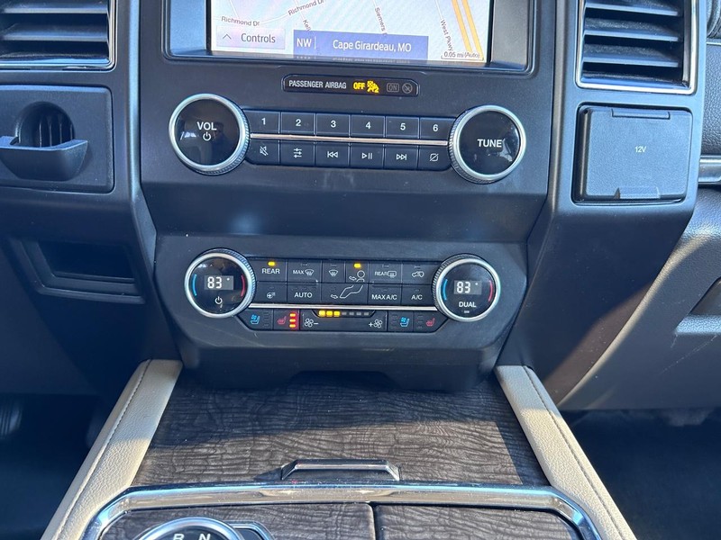 Ford Expedition Max Vehicle Full-screen Gallery Image 17