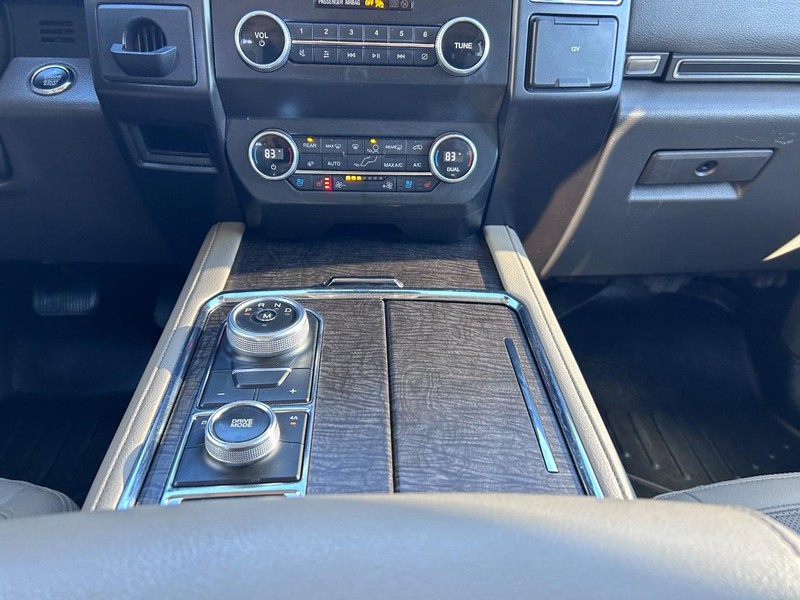 Ford Expedition Max Vehicle Full-screen Gallery Image 18