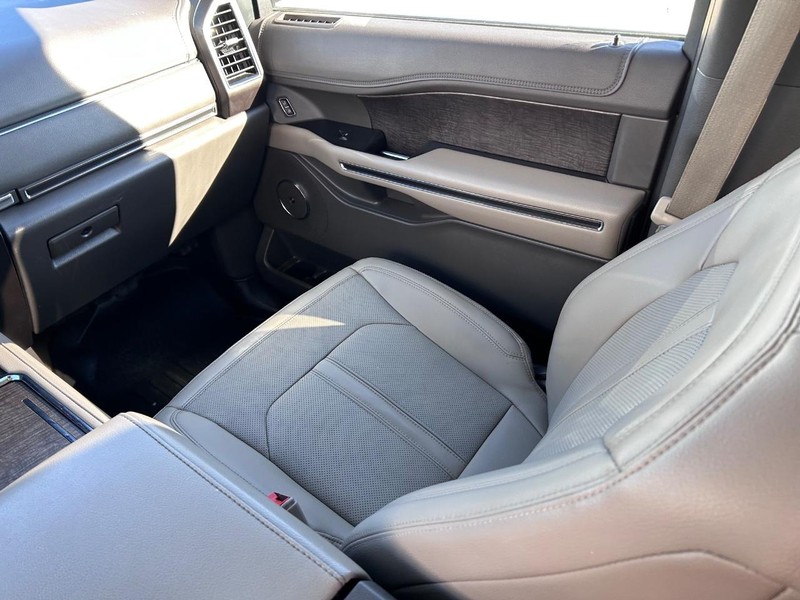 Ford Expedition Max Vehicle Full-screen Gallery Image 19