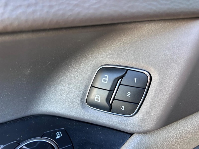 Ford Expedition Max Vehicle Full-screen Gallery Image 21