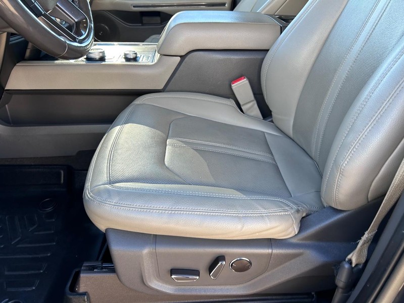 Ford Expedition Max Vehicle Full-screen Gallery Image 22