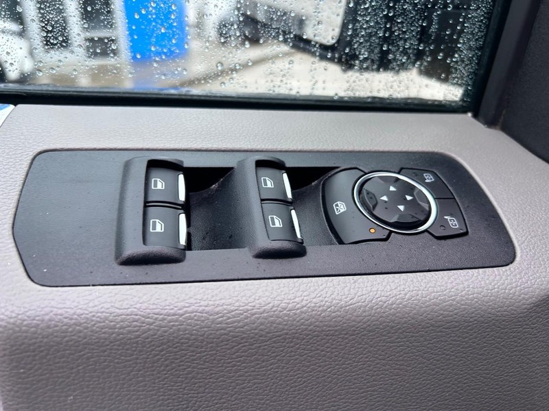 Ford F-150 Vehicle Full-screen Gallery Image 16