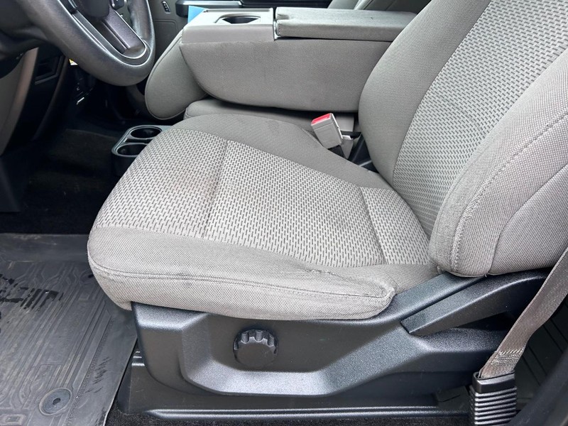 Ford F-150 Vehicle Full-screen Gallery Image 17