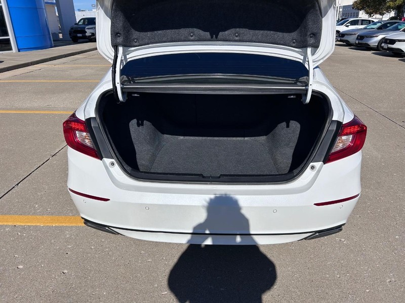 Honda Accord Sedan Vehicle Full-screen Gallery Image 04