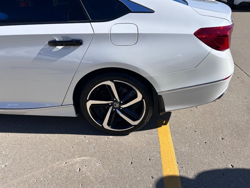 Honda Accord Sedan Vehicle Full-screen Gallery Image 05