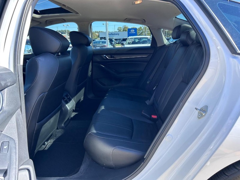 Honda Accord Sedan Vehicle Full-screen Gallery Image 09