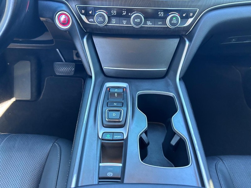 Honda Accord Sedan Vehicle Full-screen Gallery Image 17